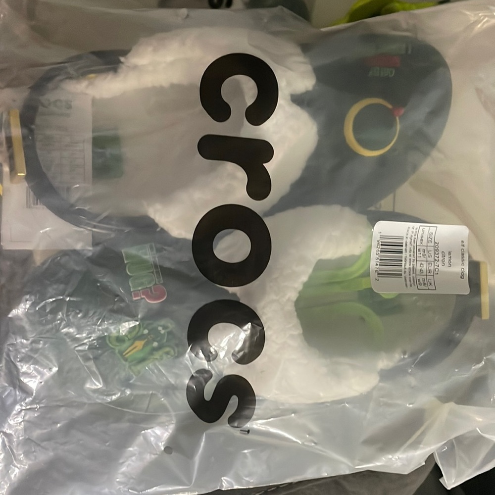 NWT in bag limited edition Elf crocs
